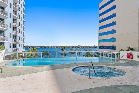 Condo in West Palm Beach, Florida, 3 bedrooms  № 1060143 - photo 8