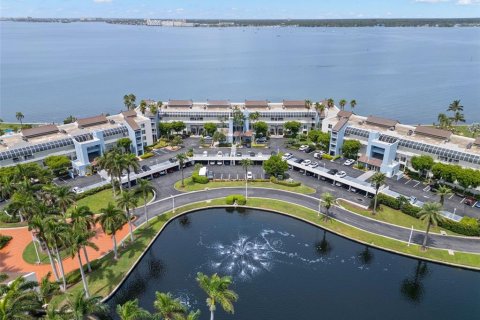 Condominio en venta en Saint Petersburg, Florida, 4 dormitorios, 232.63 m2 № 1392931 - foto 1