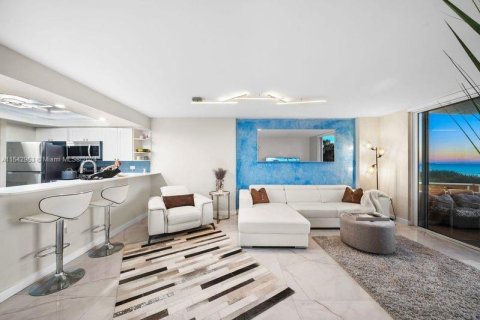 Condo in Miami Beach, Florida, 1 bedroom  № 1040246 - photo 18