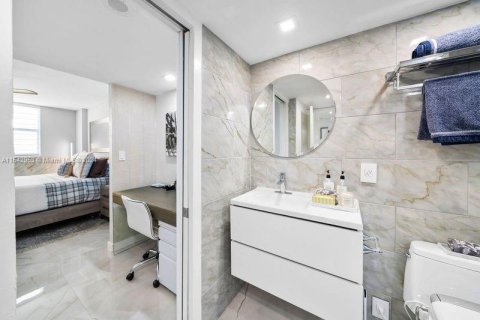 Condo in Miami Beach, Florida, 1 bedroom  № 1040246 - photo 16