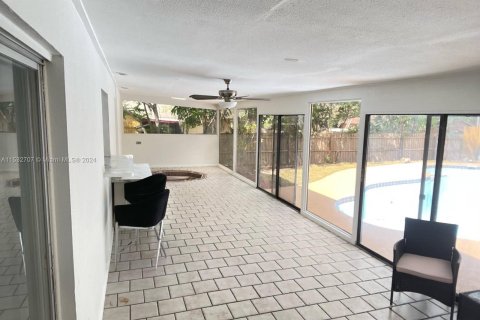 Casa en venta en Orlando, Florida, 4 dormitorios, 230.49 m2 № 1019483 - foto 19