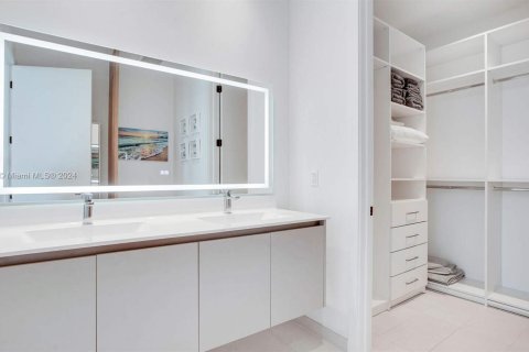 Condo in Miami Beach, Florida, 1 bedroom  № 1353806 - photo 12