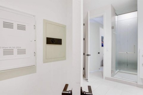 Condo in Miami Beach, Florida, 1 bedroom  № 1353806 - photo 13