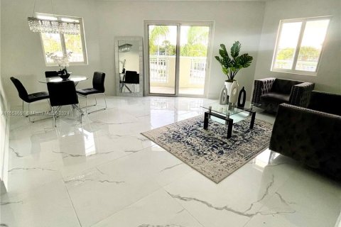 Condominio en alquiler en Doral, Florida, 3 dormitorios, 159.33 m2 № 1384432 - foto 3