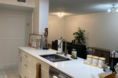 Condo in Miami, Florida, 2 bedrooms  № 1384473 - photo 6