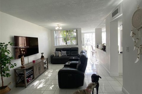 Condo in Miami, Florida, 2 bedrooms  № 1384473 - photo 8