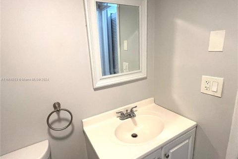 Condo in Coral Springs, Florida, 1 bedroom  № 1384387 - photo 12