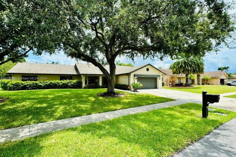 Villa ou maison à vendre à Pembroke Pines, Floride: 4 chambres, 235.23 m2 № 1348102 - photo 1