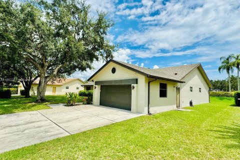 Villa ou maison à vendre à Pembroke Pines, Floride: 4 chambres, 235.23 m2 № 1348102 - photo 3