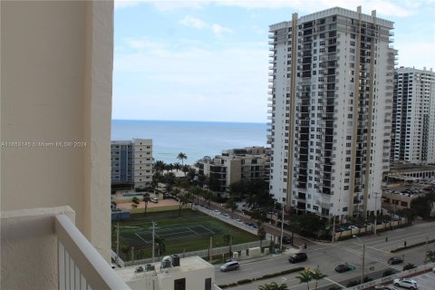 Condo in Hollywood, Florida, 2 bedrooms  № 1348144 - photo 26