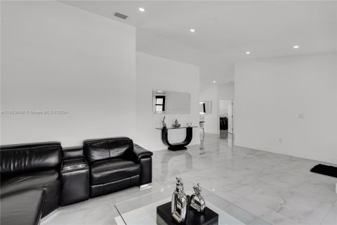 Casa en venta en Miami, Florida, 5 dormitorios № 1348062 - foto 4