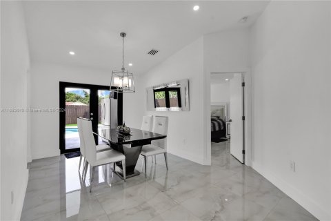 House in Miami, Florida 5 bedrooms № 1348062 - photo 6