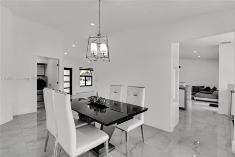 House in Miami, Florida 5 bedrooms № 1348062 - photo 7