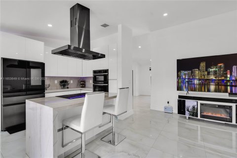 Casa en venta en Miami, Florida, 5 dormitorios № 1348062 - foto 12