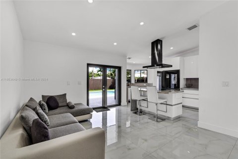 Casa en venta en Miami, Florida, 5 dormitorios № 1348062 - foto 11