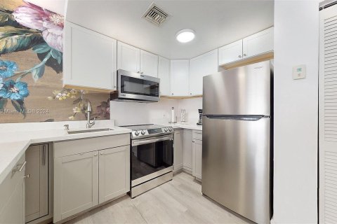 Condo in Miami Beach, Florida, 2 bedrooms  № 1348063 - photo 28