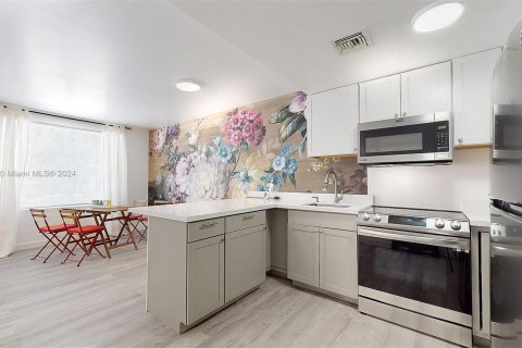 Condo in Miami Beach, Florida, 2 bedrooms  № 1348063 - photo 17