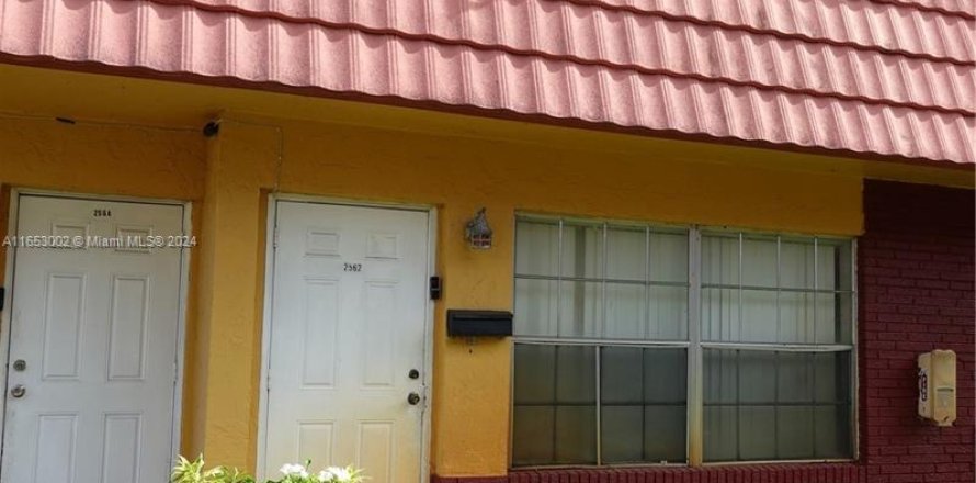 Townhouse in Lauderhill, Florida 2 bedrooms, 87.33 sq.m. № 1348061