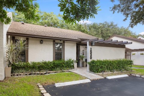 Townhouse in Pembroke Pines, Florida 2 bedrooms, 98.48 sq.m. № 1348667 - photo 1