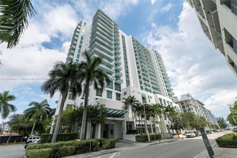 Condo in Miami, Florida, 2 bedrooms  № 1348668 - photo 1