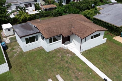 House in Miami, Florida 3 bedrooms, 112.88 sq.m. № 1330924 - photo 6