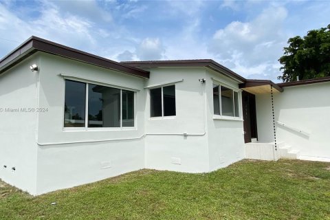 House in Miami, Florida 3 bedrooms, 112.88 sq.m. № 1330924 - photo 2