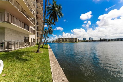 Condo in Aventura, Florida, 2 bedrooms  № 1269241 - photo 25