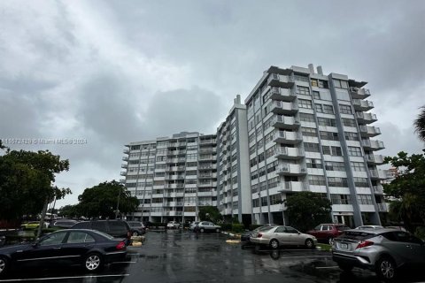 Condominio en venta en Miami, Florida, 1 dormitorio, 76.64 m2 № 1398106 - foto 1