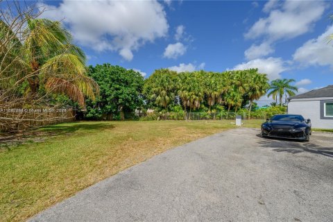 House in Miami, Florida 4 bedrooms, 244.05 sq.m. № 1330017 - photo 3