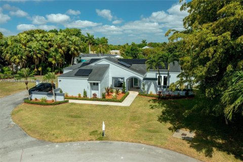 House in Miami, Florida 4 bedrooms, 244.05 sq.m. № 1330017 - photo 4