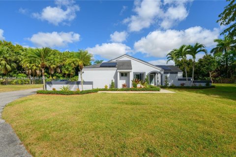 House in Miami, Florida 4 bedrooms, 244.05 sq.m. № 1330017 - photo 14