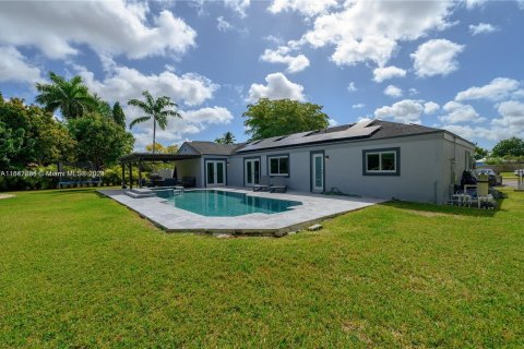 House in Miami, Florida 4 bedrooms, 244.05 sq.m. № 1330017 - photo 22