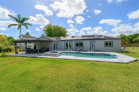 House in Miami, Florida 4 bedrooms, 244.05 sq.m. № 1330017 - photo 25