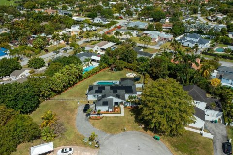 House in Miami, Florida 4 bedrooms, 244.05 sq.m. № 1330017 - photo 7