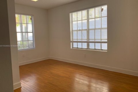 Condo in Miami Beach, Florida, 1 bedroom  № 1024017 - photo 2