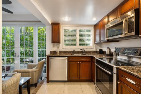 Townhouse in Lauderdale-by-the-Sea, Florida 2 bedrooms, 136.85 sq.m. № 1348894 - photo 8