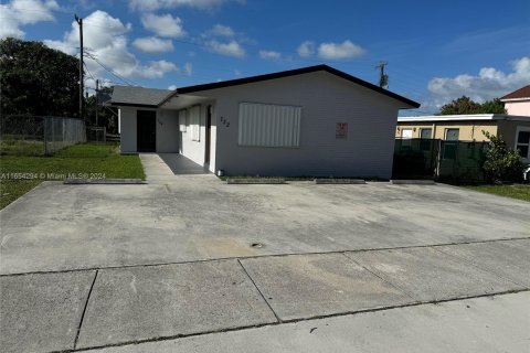 Villa ou maison à louer à Dania Beach, Floride: 2 chambres, 161.09 m2 № 1348895 - photo 2