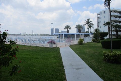 Condo in Aventura, Florida, 1 bedroom  № 1385908 - photo 24