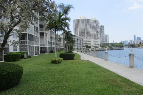 Condo in Aventura, Florida, 1 bedroom  № 1385908 - photo 21