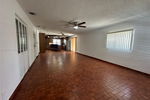 Casa en venta en Tamarac, Florida, 4 dormitorios, 196.3 m2 № 1385909 - foto 16