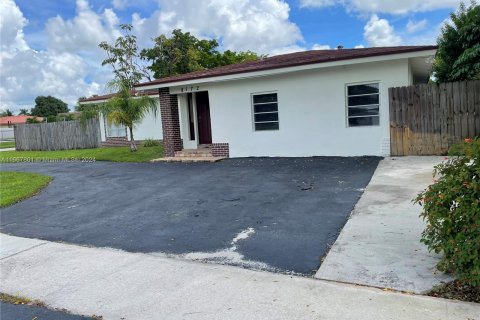 Villa ou maison à vendre à Tamarac, Floride: 4 chambres, 196.3 m2 № 1385909 - photo 2