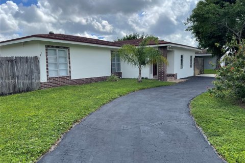 Villa ou maison à vendre à Tamarac, Floride: 4 chambres, 196.3 m2 № 1385909 - photo 4