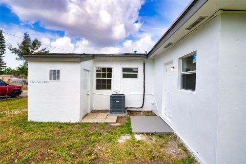 Casa en venta en Miami Gardens, Florida, 3 dormitorios, 86.96 m2 № 1331499 - foto 20