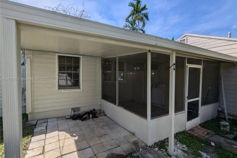 House in Hollywood, Florida 2 bedrooms, 123.93 sq.m. № 1396782 - photo 20