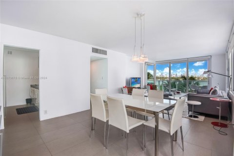 Condo in Miami Beach, Florida, 2 bedrooms  № 1396820 - photo 2