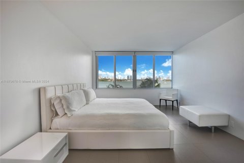 Condo in Miami Beach, Florida, 2 bedrooms  № 1396820 - photo 11