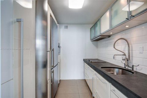 Condo in Miami Beach, Florida, 2 bedrooms  № 1396820 - photo 12