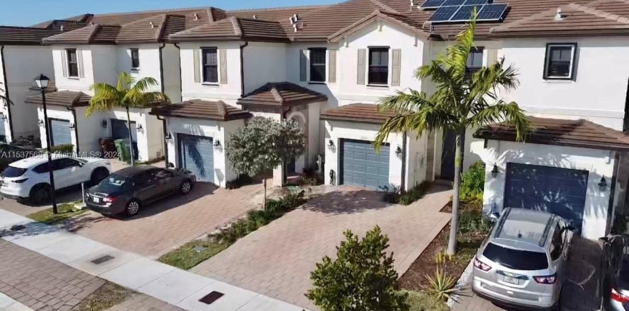 Townhouse in Hialeah, Florida 3 bedrooms, 127.83 sq.m. № 1023803