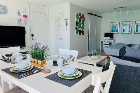 Condo in Miami Beach, Florida, 1 bedroom  № 1408344 - photo 9