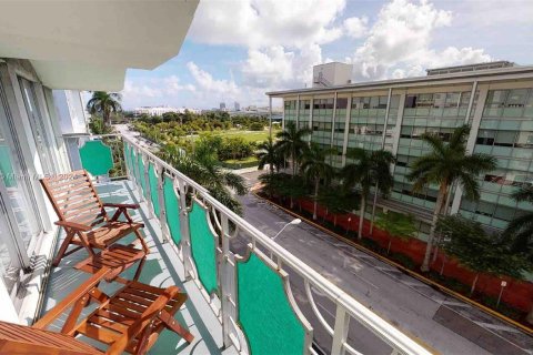 Condo in Miami Beach, Florida, 1 bedroom  № 1408344 - photo 29